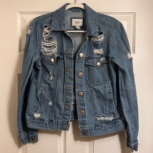 Distressed Jean jacket 💙